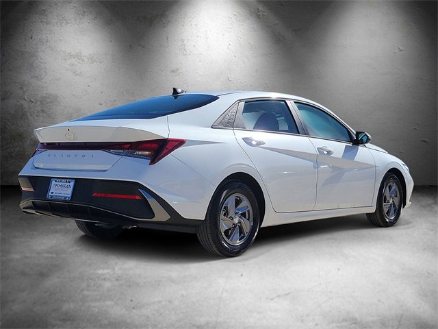 New 2025 Hyundai Elantra SE image 3