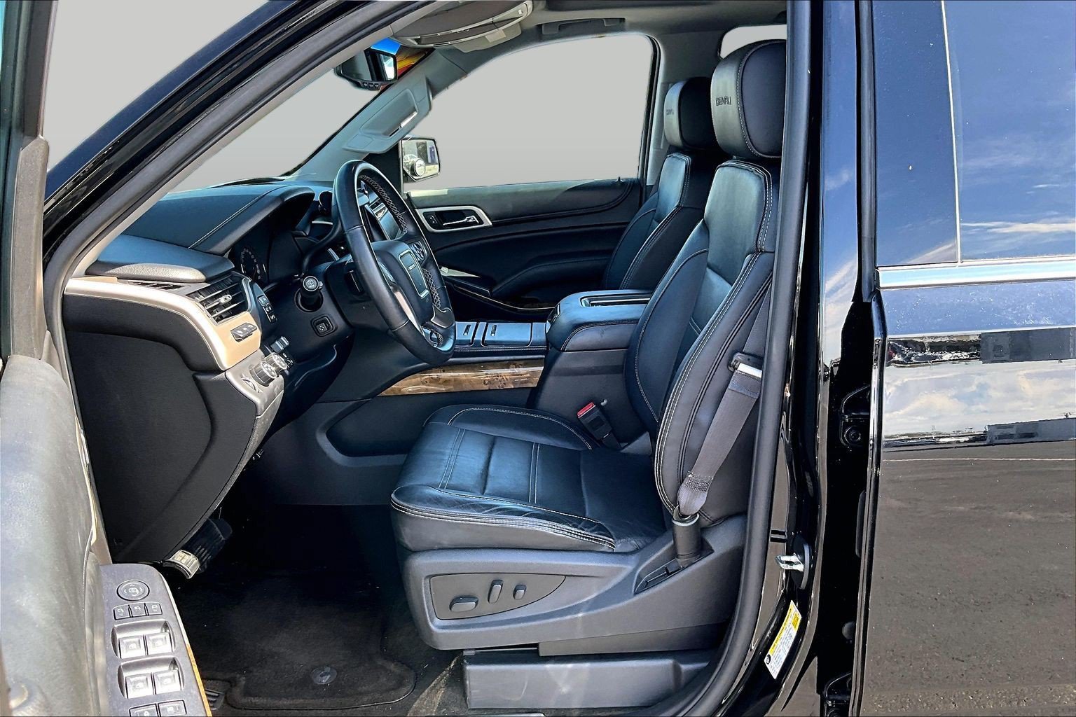 Used 2015 GMC Yukon Denali w/ Premium Package AWD/4WD image 26