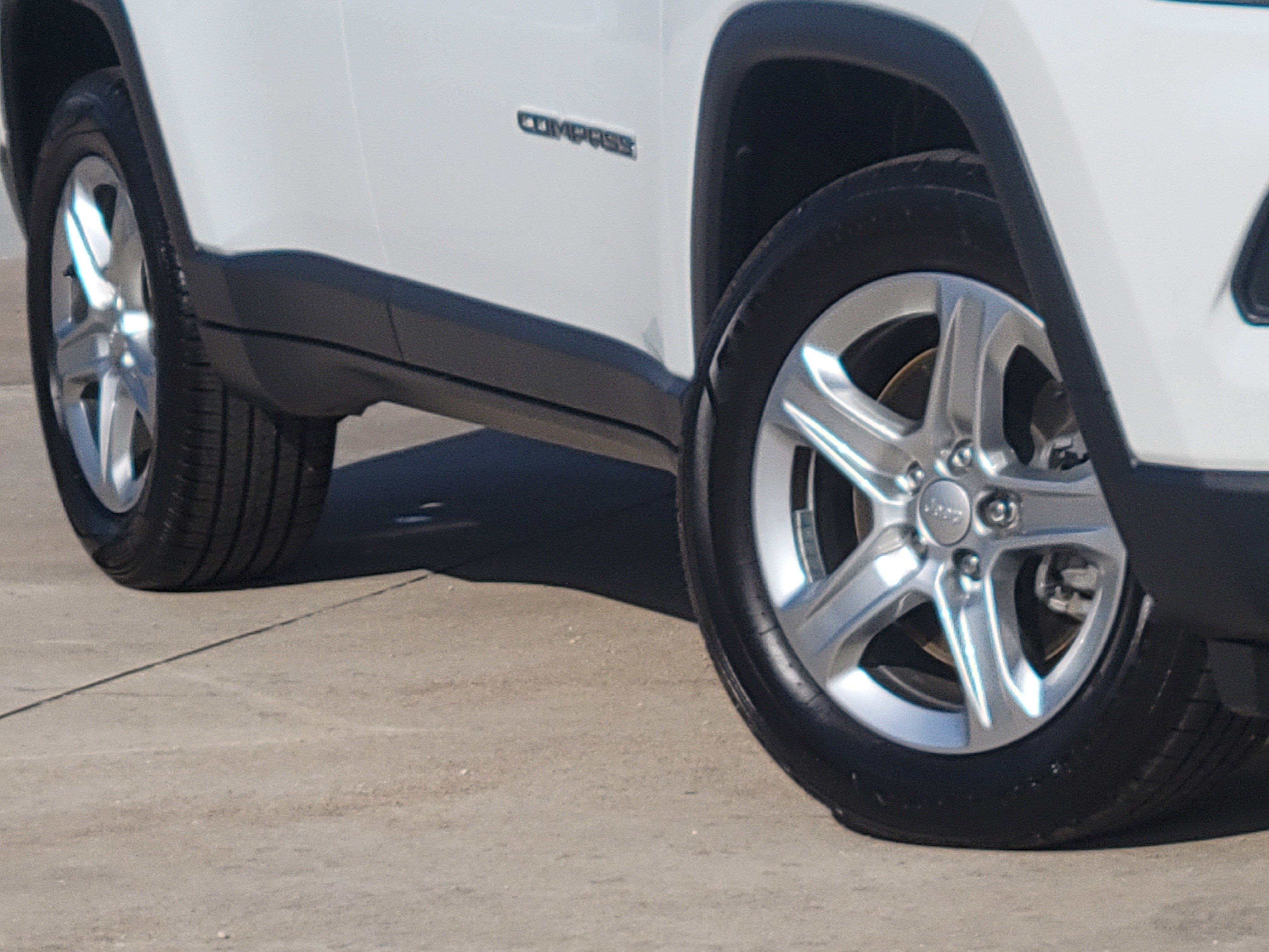 Used 2023 Jeep Compass Latitude image 11