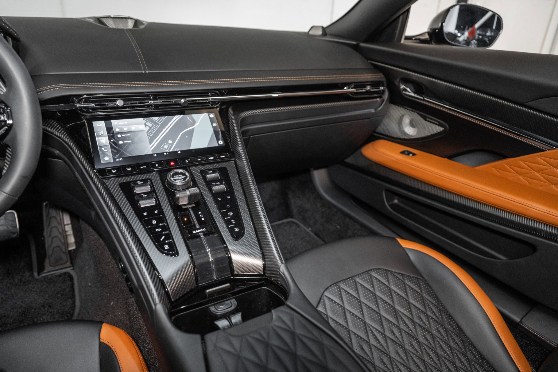 Used 2025 Aston Martin DB12 Coupe image 19