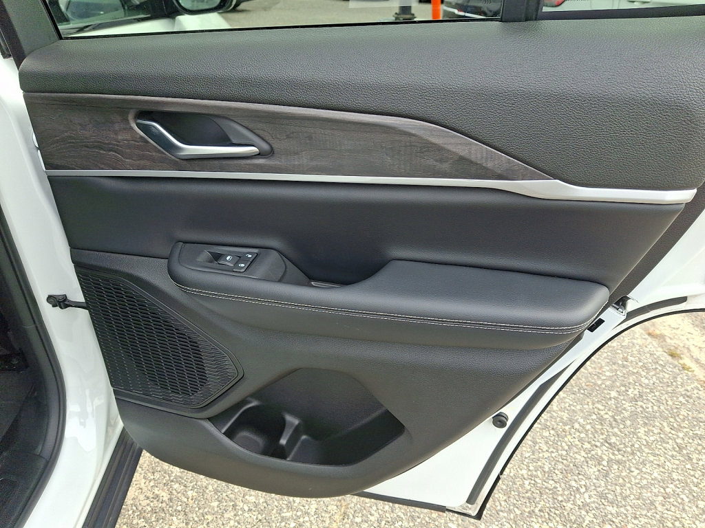 Used 2023 Jeep Grand Cherokee Limited image 14