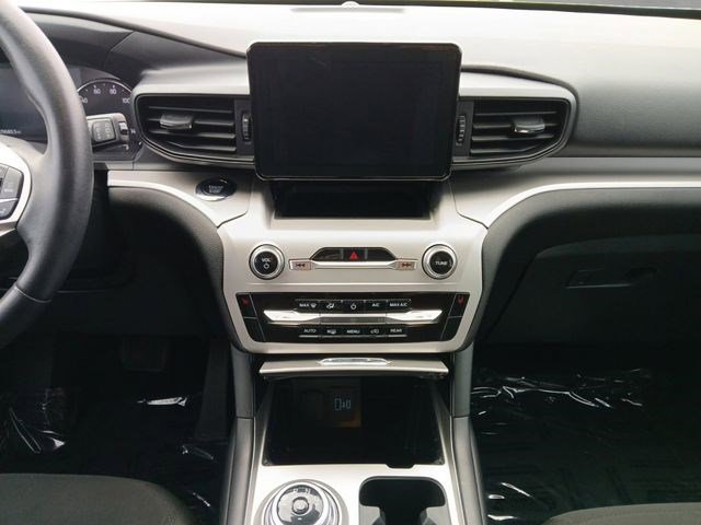 Used 2023 Ford Explorer XLT image 3
