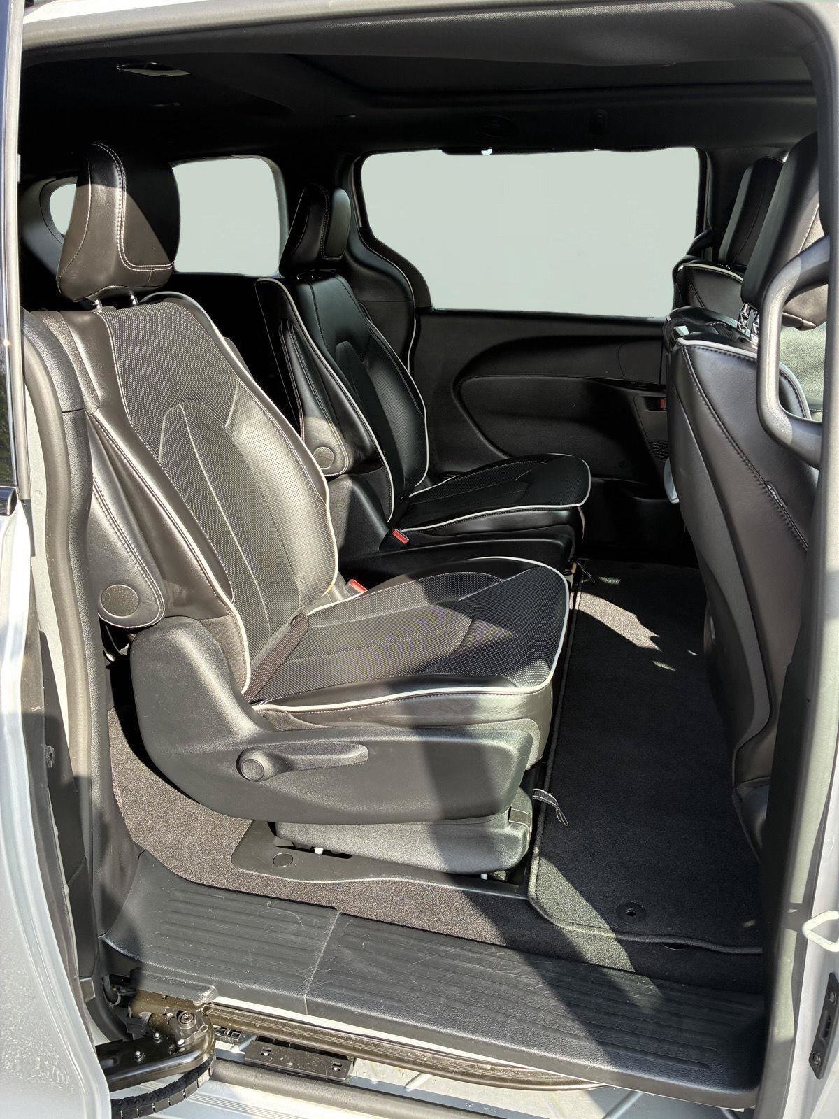 Used 2024 Chrysler Pacifica Premium FWD image 13