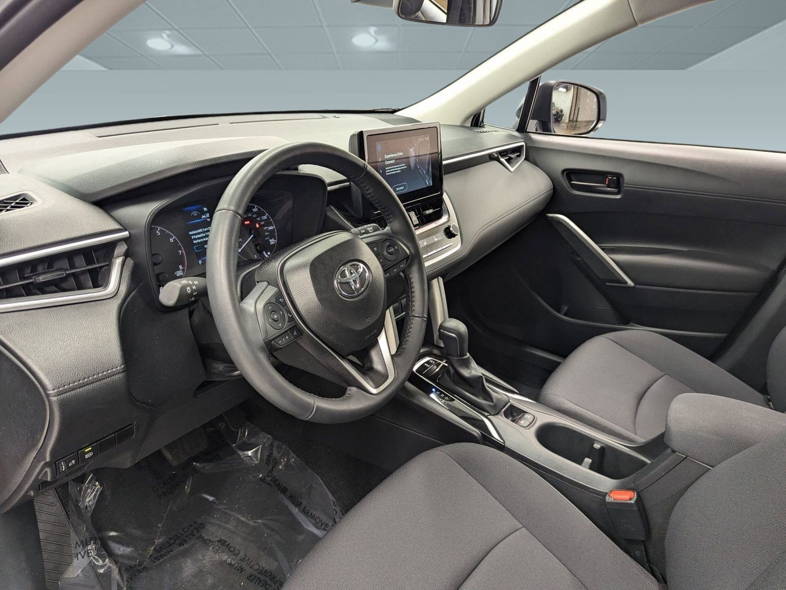 Used 2024 Toyota Corolla Cross LE image 3