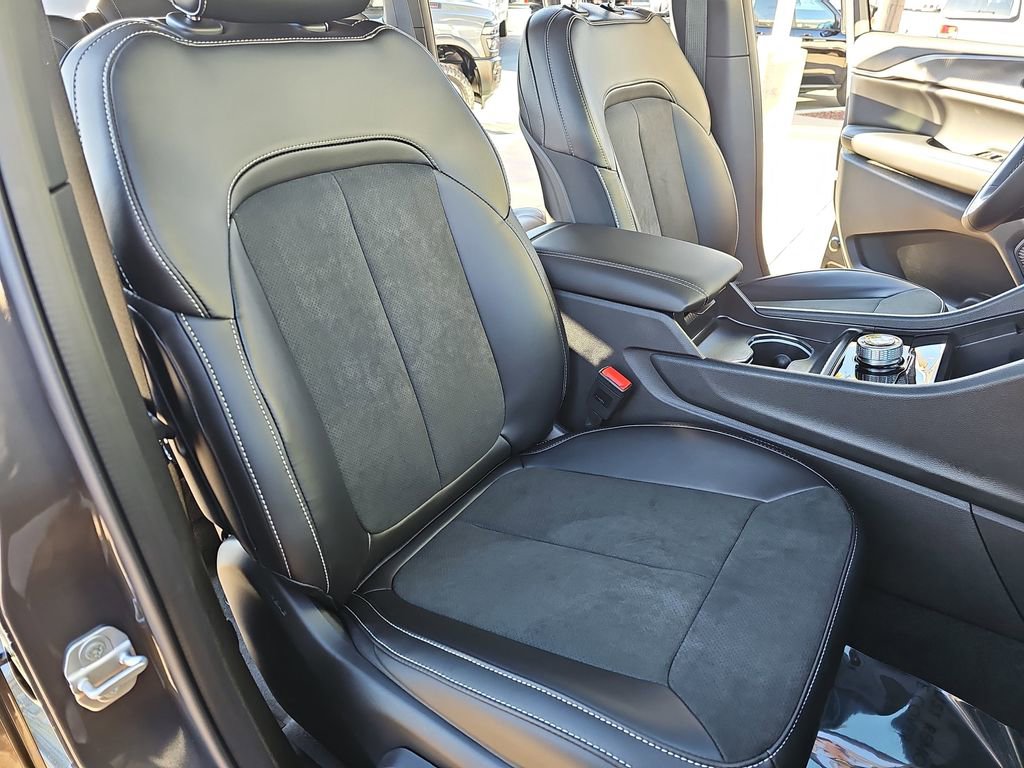 New 2025 Jeep Grand Cherokee Altitude image 10