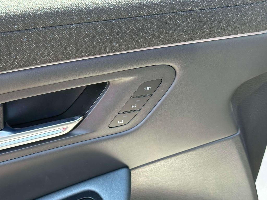 New 2026 Nissan Leaf Platinum+ w/ Illuminated Package FWD image 18