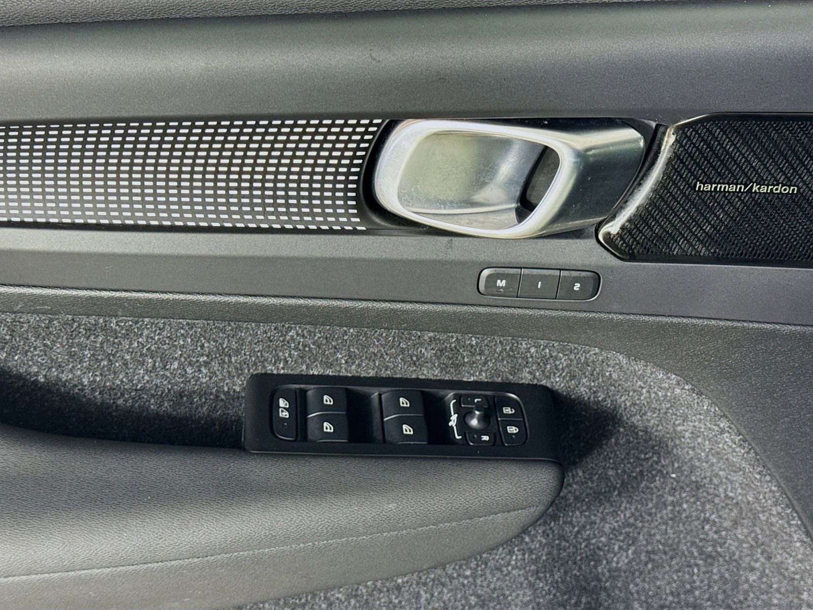 Used 2021 Volvo XC40 T5 R-Design image 11