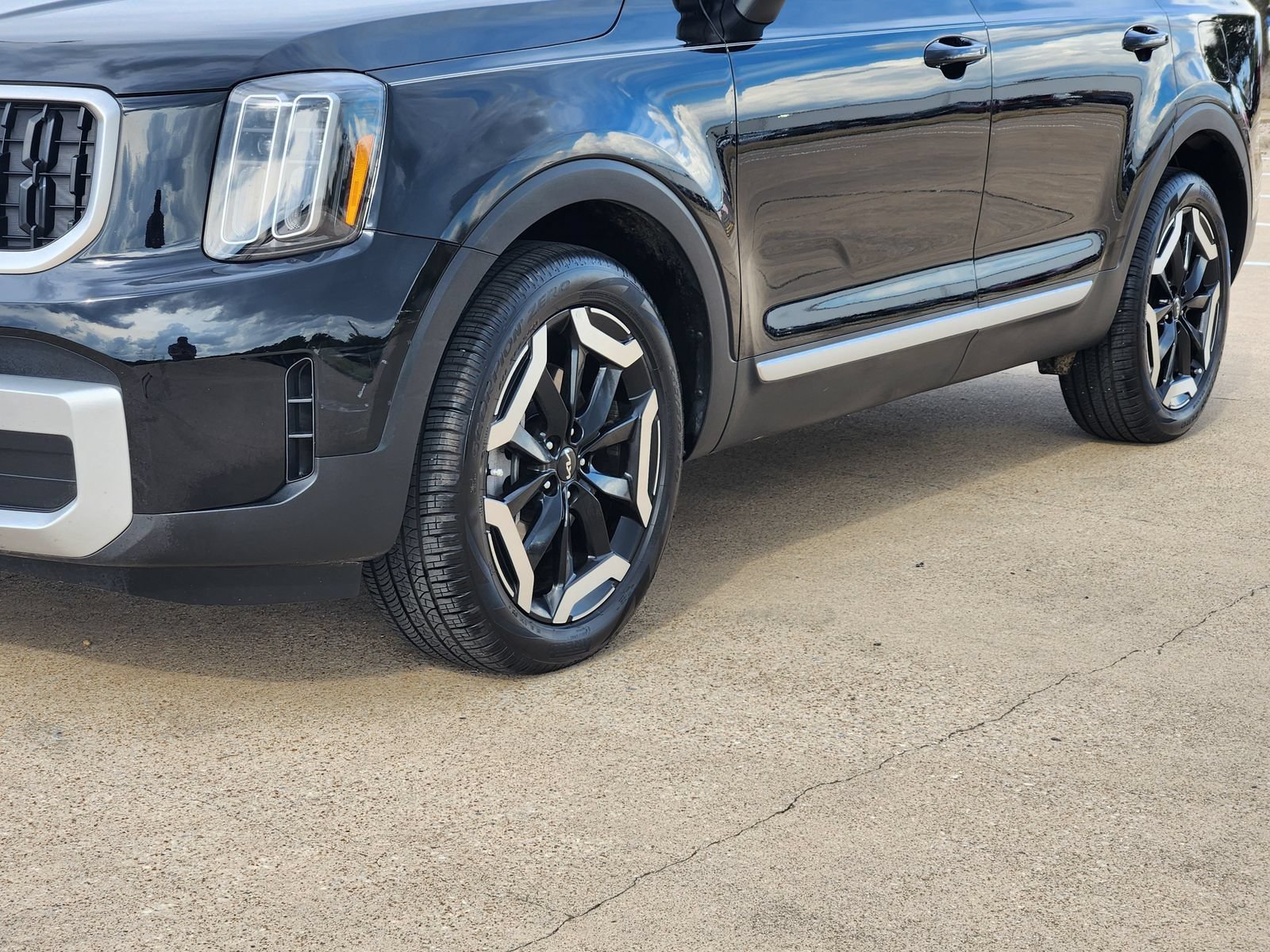 Used 2025 Kia Telluride EX w/ EX Captain's Chair Package FWD image 12