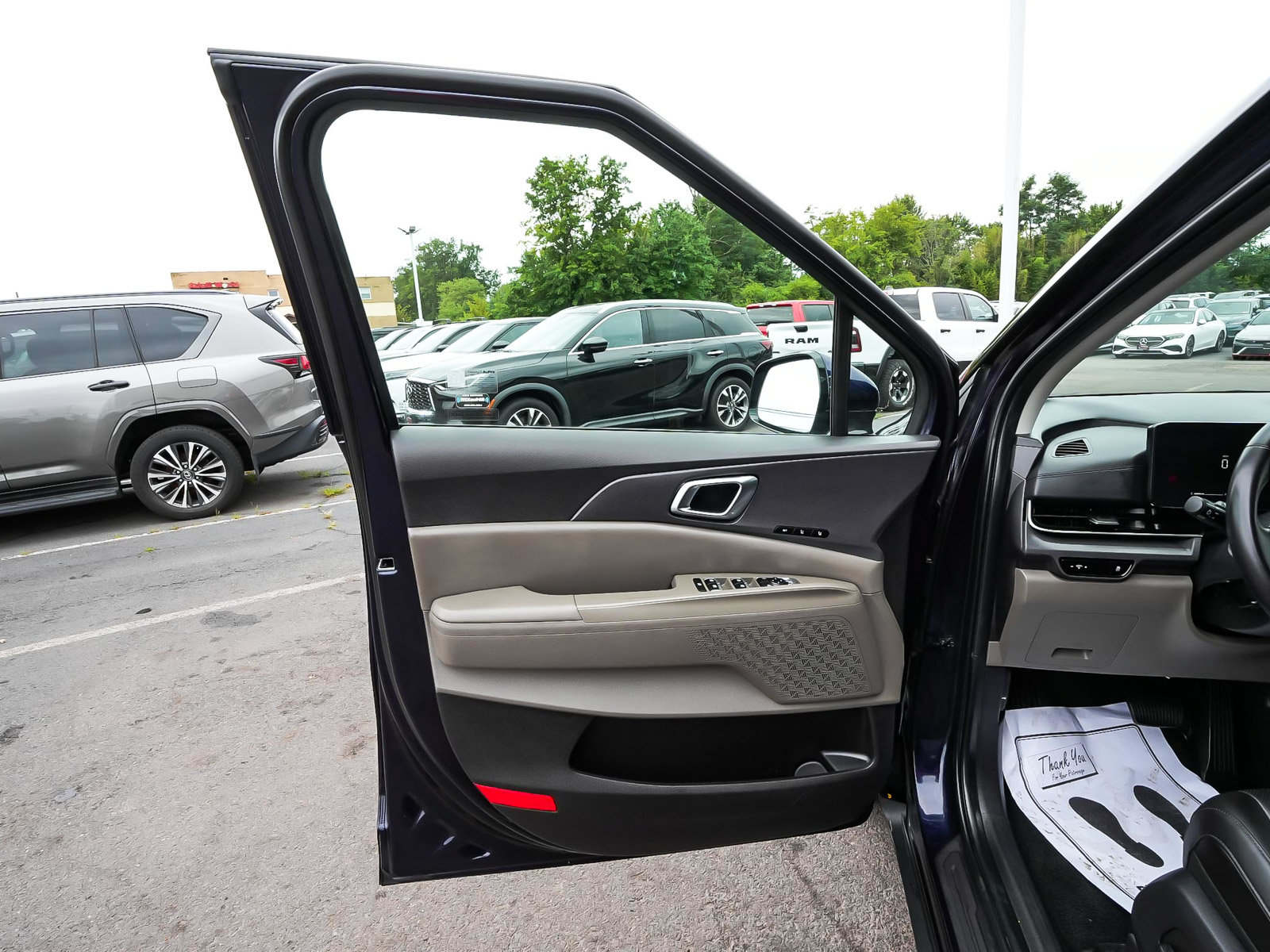 Used 2025 Kia Carnival EX FWD image 11