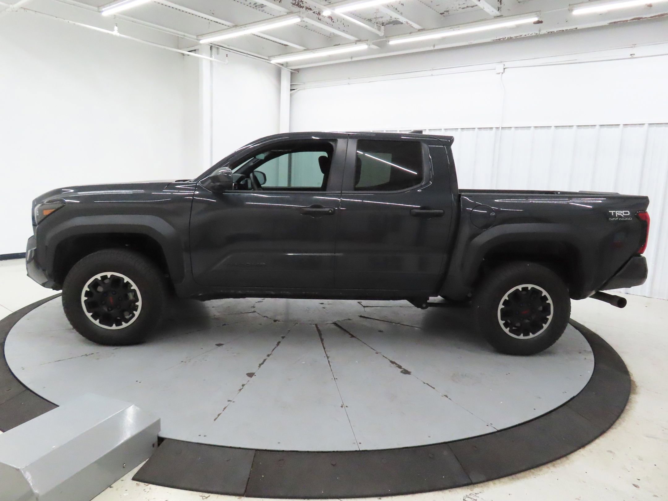 Used 2024 Toyota Tacoma TRD Off-Road AWD/4WD image 9