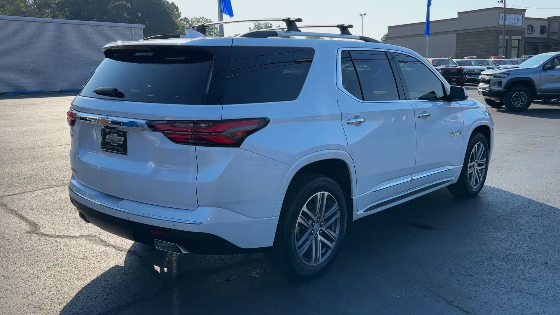 Used 2023 Chevrolet Traverse High Country w/ LPO, 'HIT The Road' Package FWD image 8