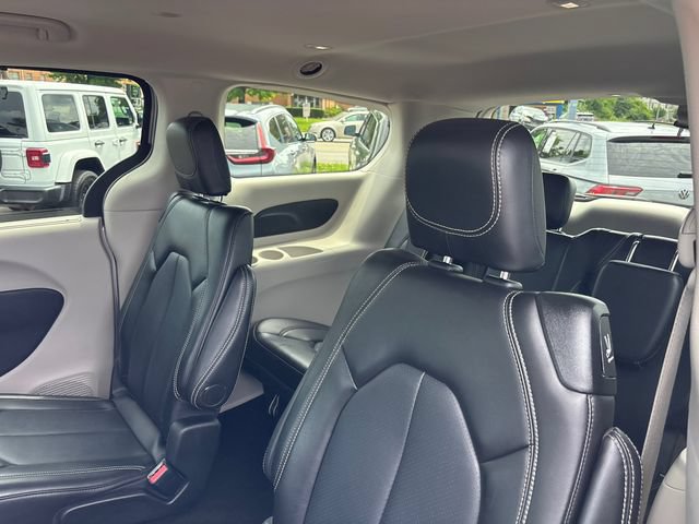 Used 2024 Chrysler Pacifica Touring-L FWD image 8