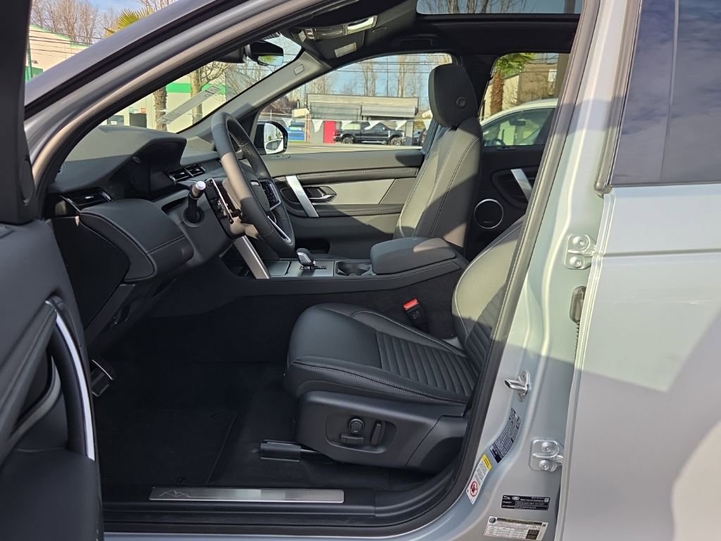 New 2026 Land Rover Discovery Sport Landmark image 4