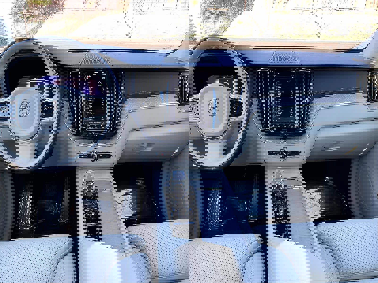 Used 2023 Volvo XC60 T8 Ultimate w/ Climate Package image 8