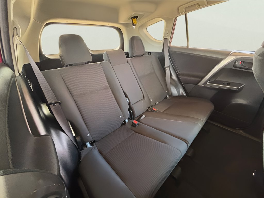 Used 2018 Toyota RAV4 LE FWD image 8