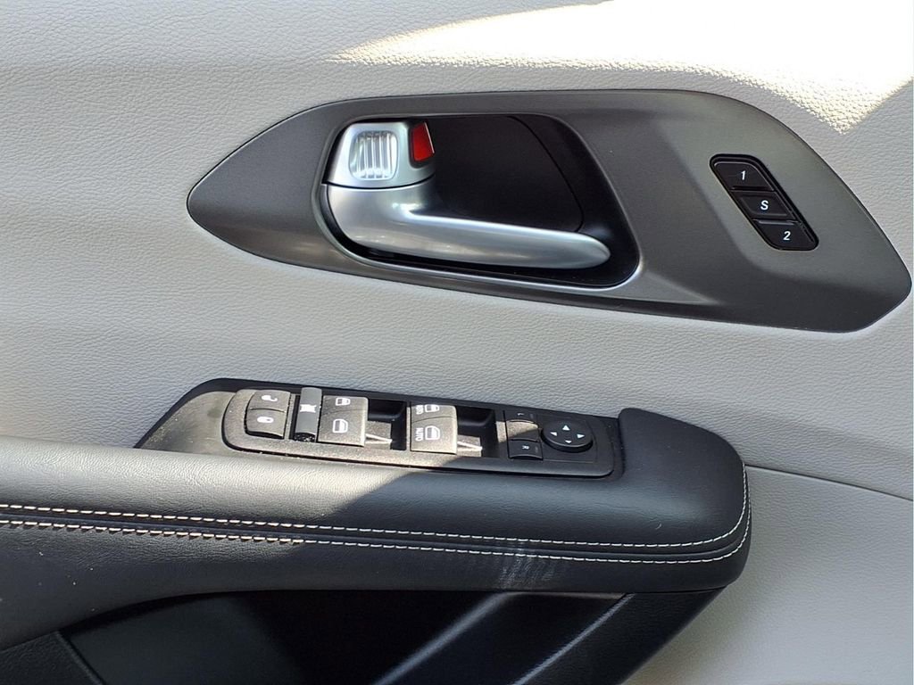 Used 2024 Chrysler Pacifica Touring-L FWD image 14