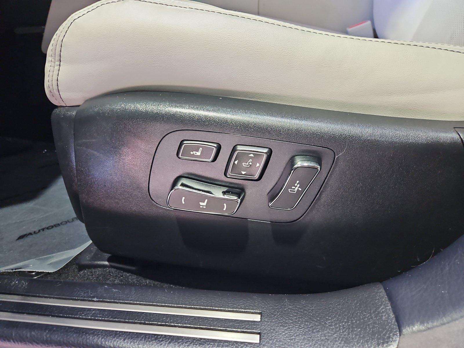 Used 2014 Lexus LS 460 w/ Comfort Package RWD image 16