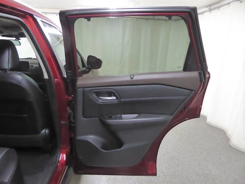 Used 2022 Nissan Rogue SV w/ SV Premium Package FWD image 32