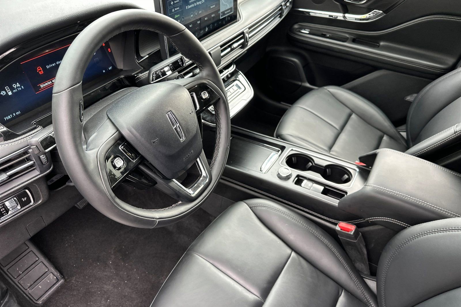 Used 2025 Lincoln Corsair FWD w/ Rear Removable Package Tray image 4