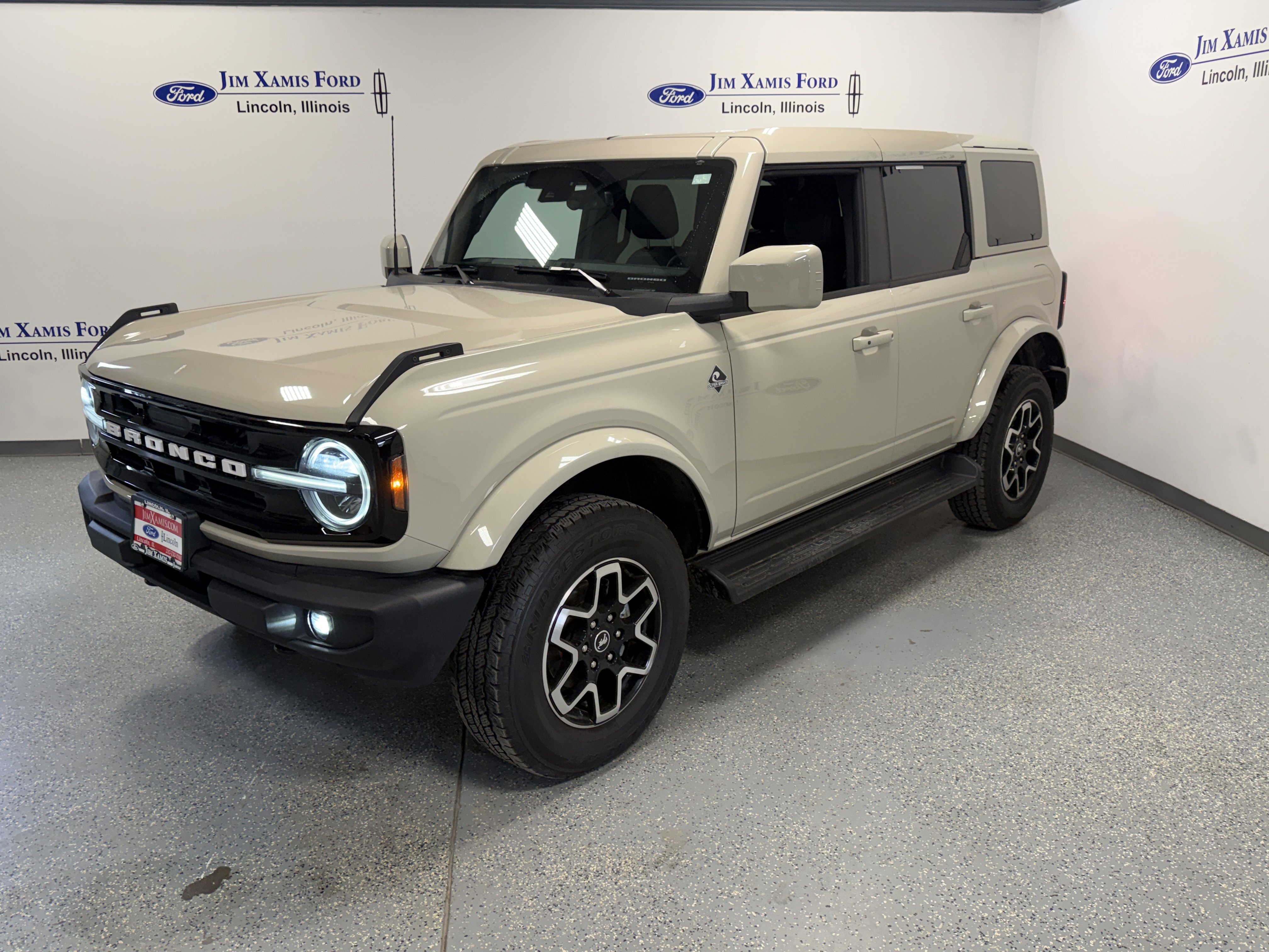Used 2025 Ford Bronco Outer Banks AWD/4WD image 3