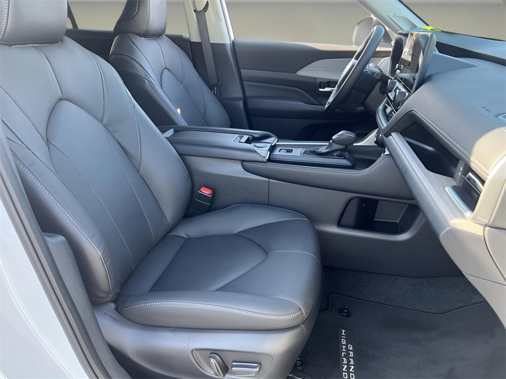 Used 2025 Toyota Grand Highlander FWD image 15
