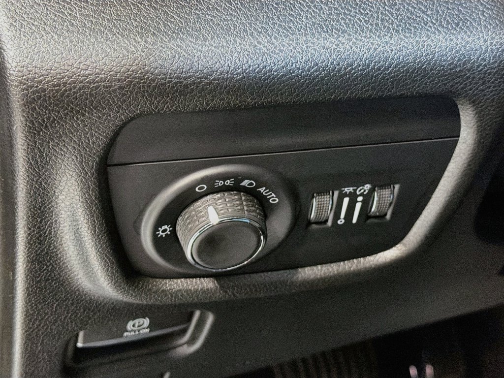 Used 2023 Jeep Grand Cherokee Altitude AWD/4WD image 12