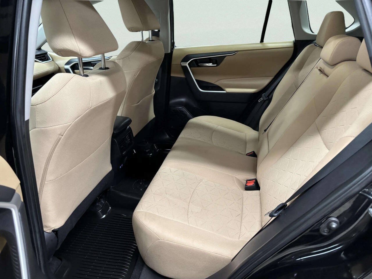 Used 2022 Toyota RAV4 XLE AWD/4WD image 16