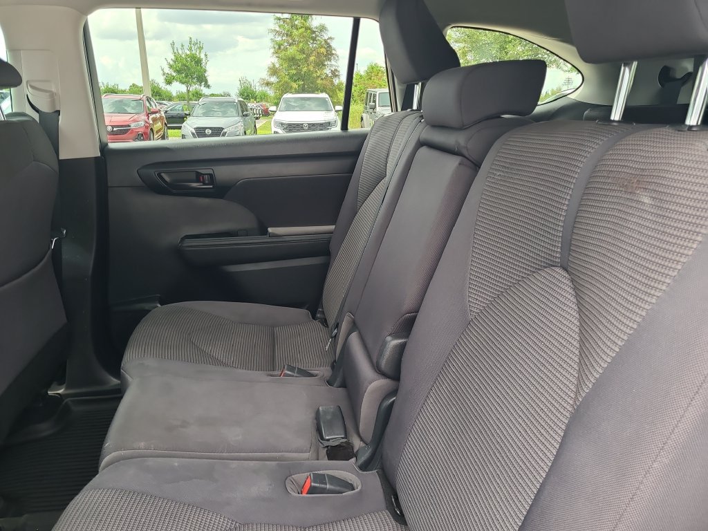 Used 2022 Toyota Highlander LE FWD image 13