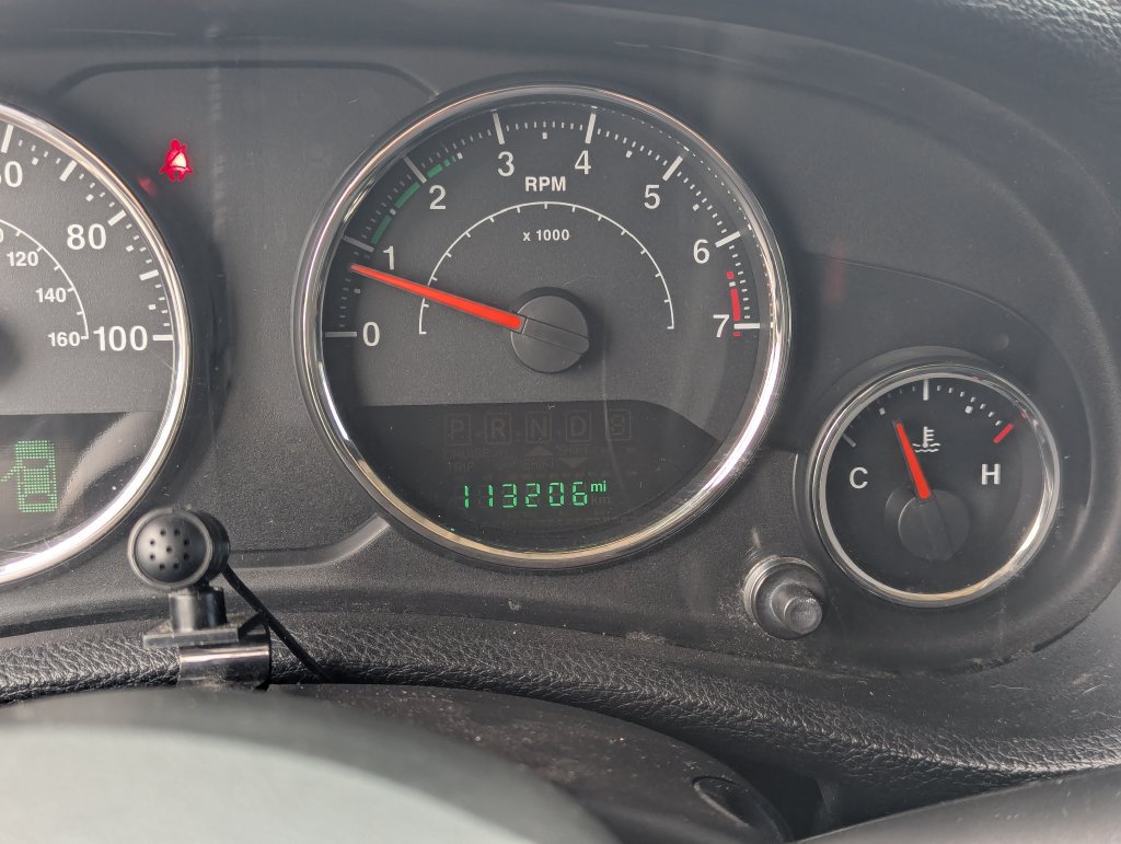 Used 2015 Jeep Wrangler Unlimited Sahara w/ Connectivity Group AWD/4WD image 22