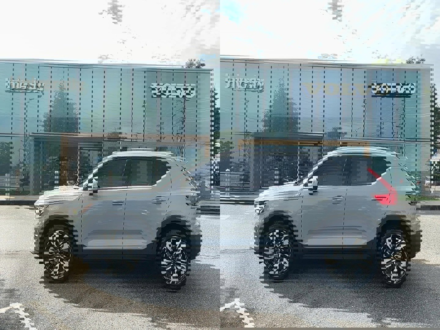Certified 2025 Volvo XC40 B5 Plus w/ Protection Package Premier image 1