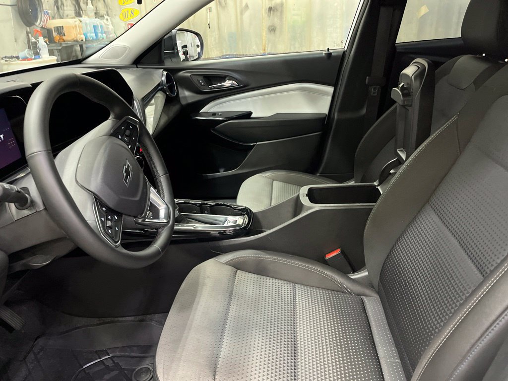 Used 2026 Chevrolet Trax LT w/ Midnight Edition FWD image 14
