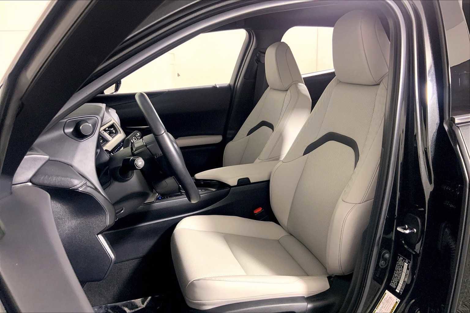 Used 2022 Lexus UX 250h w/ Premium Package image 7