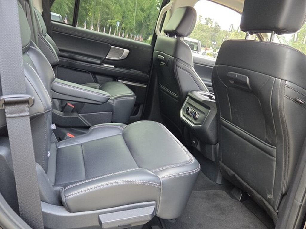 Used 2025 Ford Expedition Platinum AWD/4WD image 16