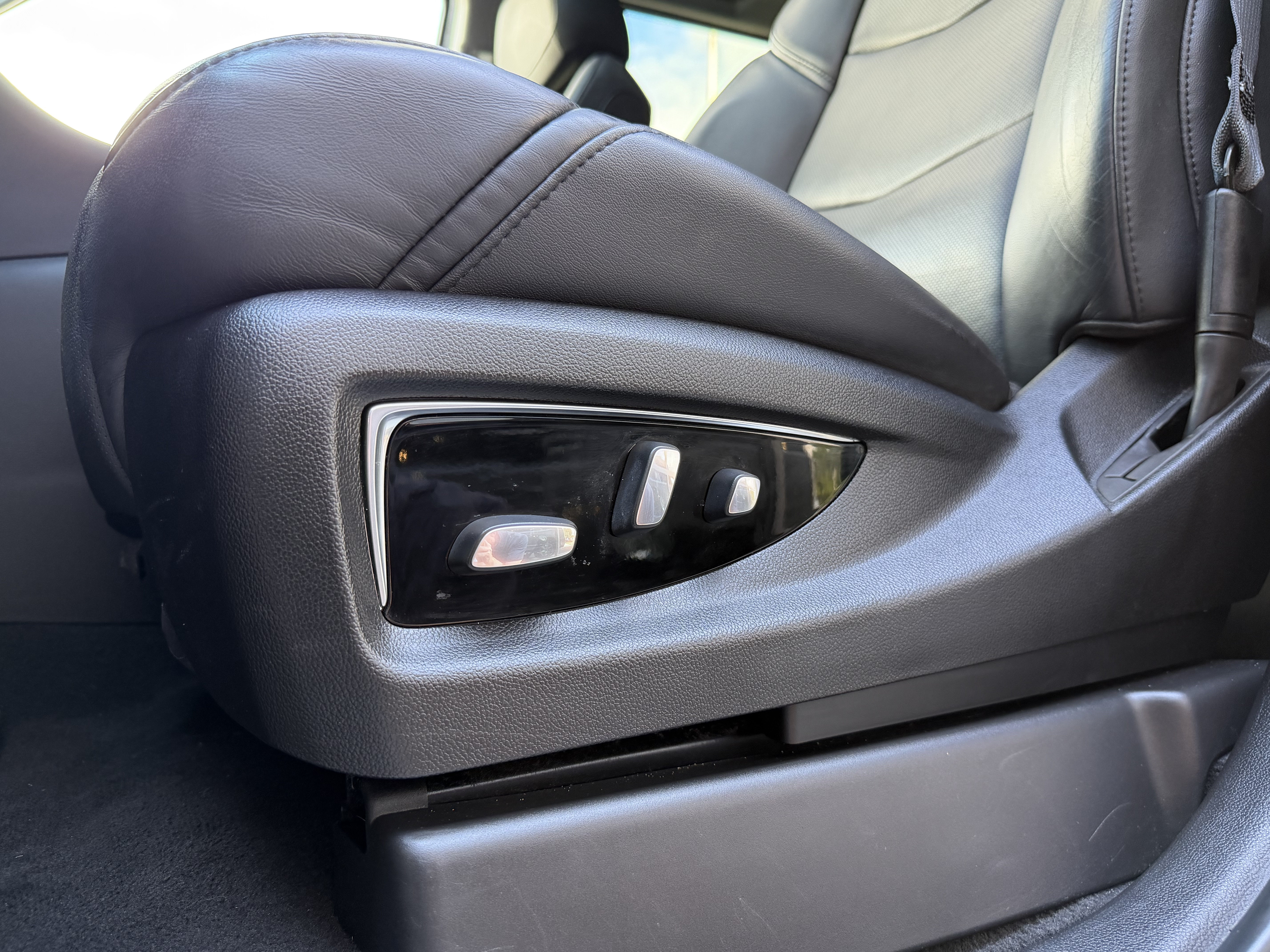Used 2019 Cadillac Escalade ESV Luxury AWD/4WD image 33