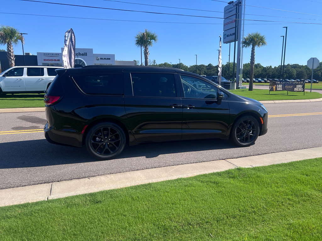 New 2027 Chrysler Pacifica Limited w/ Family Tech Group FWD image 2