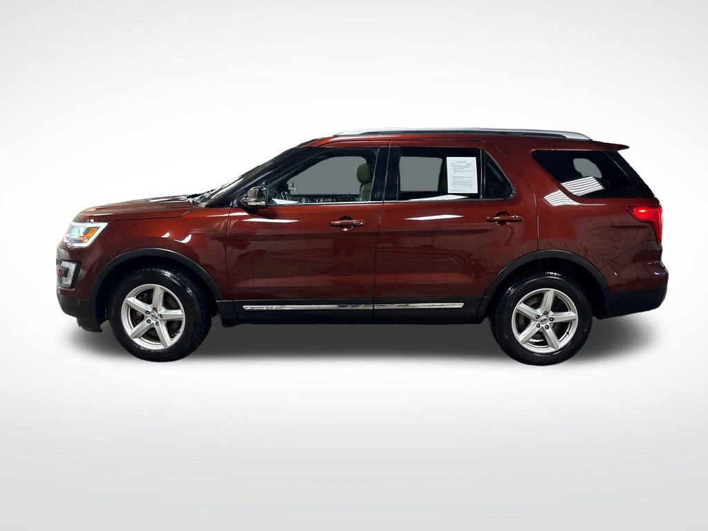 Used 2016 Ford Explorer XLT w/ Equipment Group 202A AWD/4WD image 2