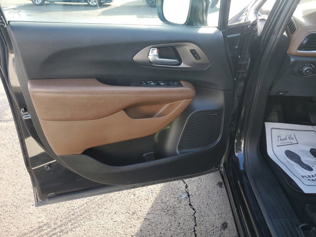 Used 2017 Chrysler Pacifica Limited image 12