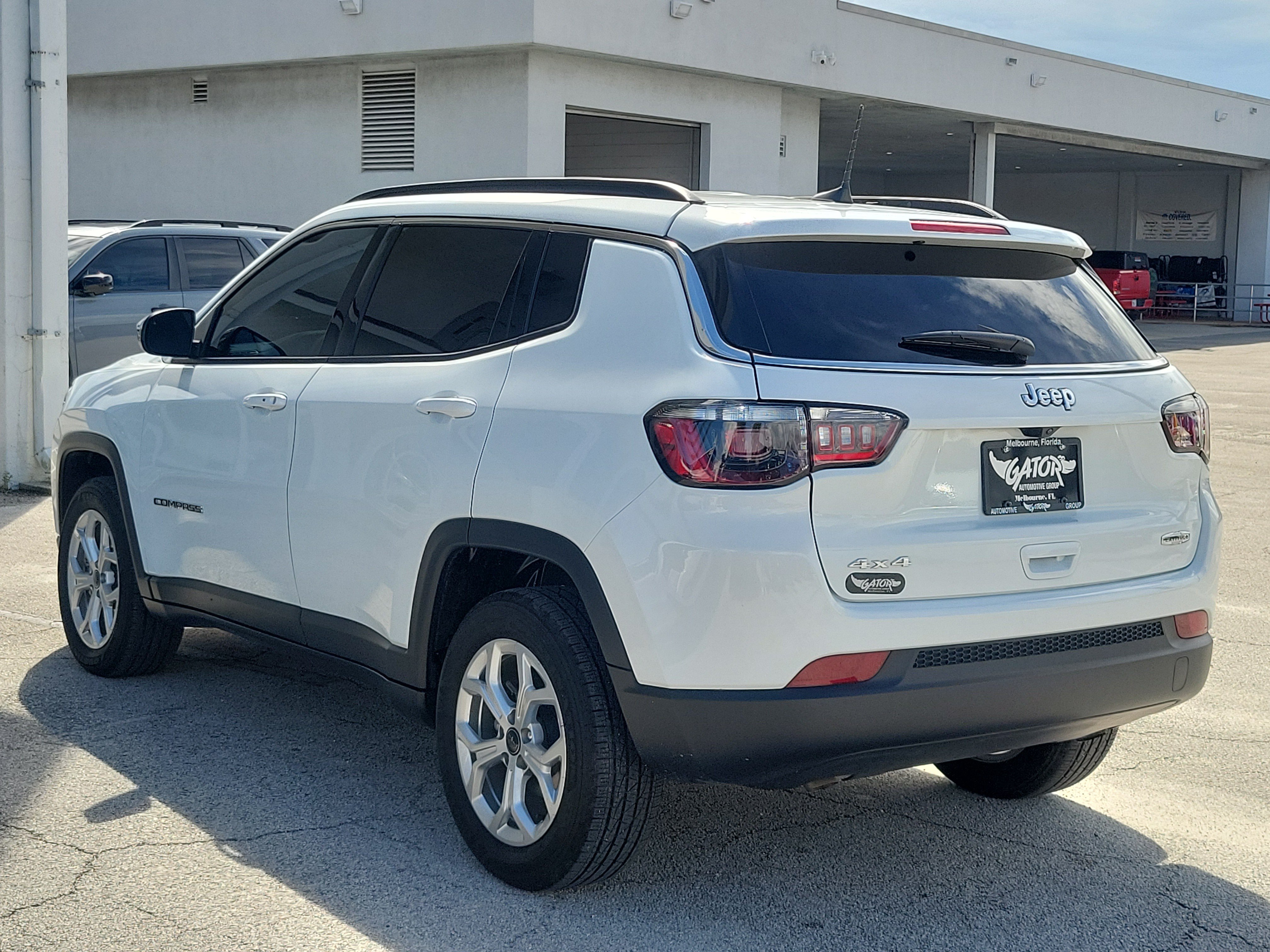 Used 2025 Jeep Compass Latitude AWD/4WD image 3