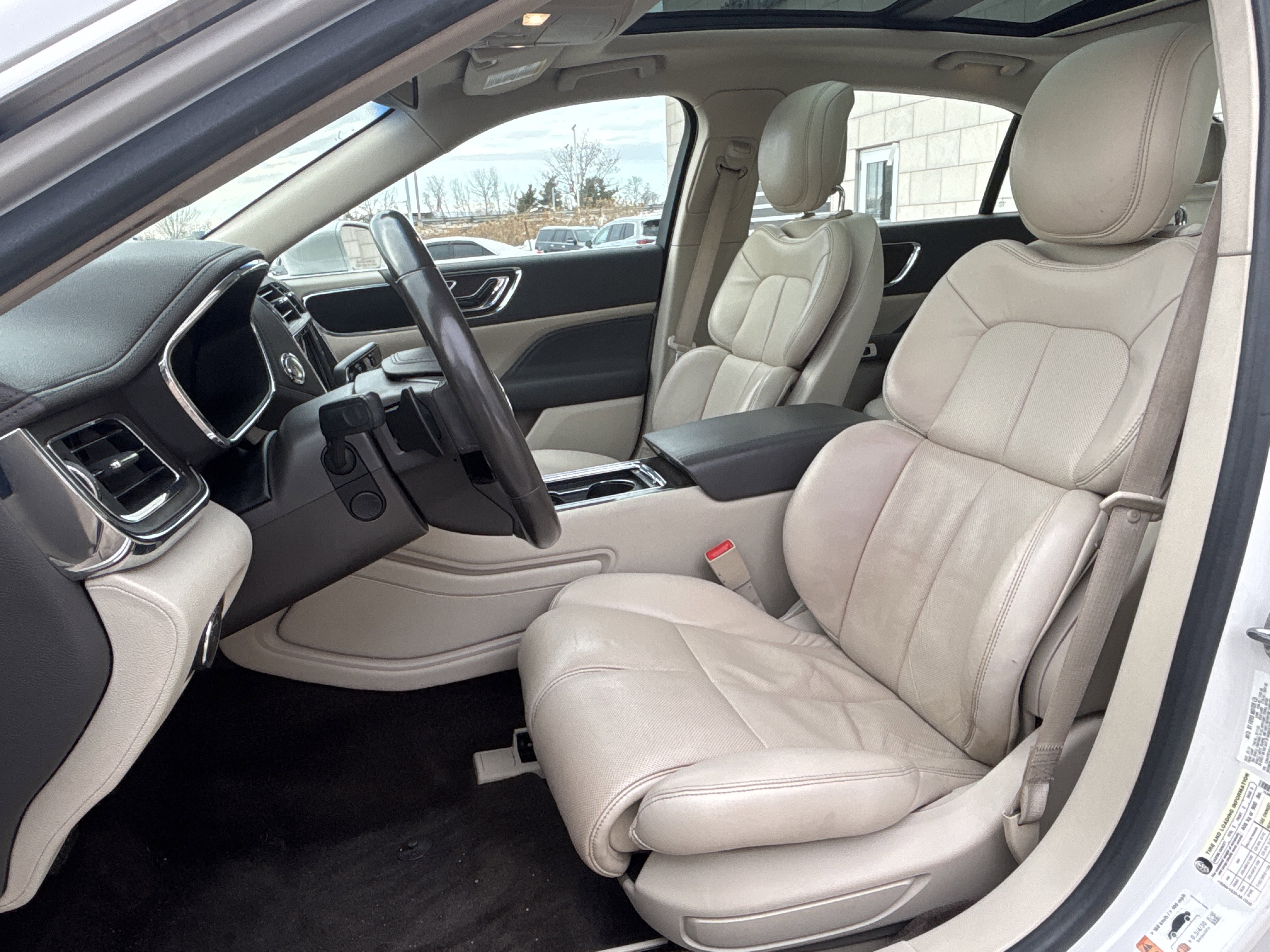 Used 2017 Lincoln Continental Select image 23