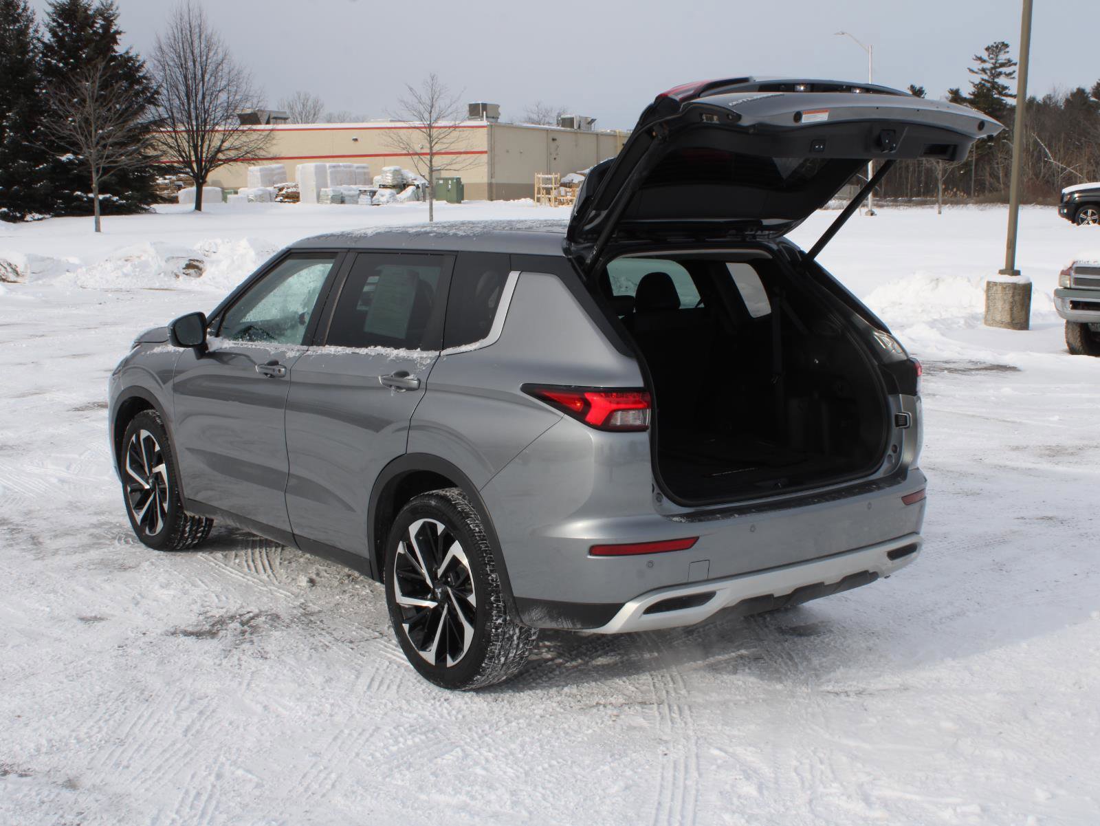 Used 2022 Mitsubishi Outlander SE image 7