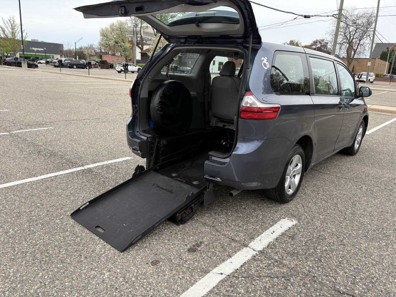 Used 2017 Toyota Sienna L FWD image 31