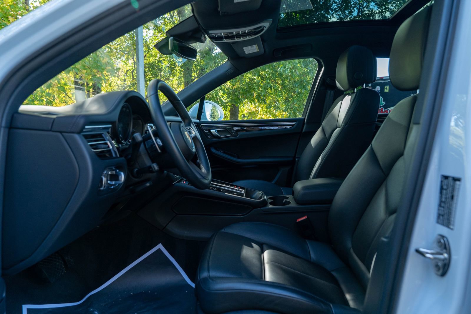 Certified 2025 Porsche Macan Base image 24