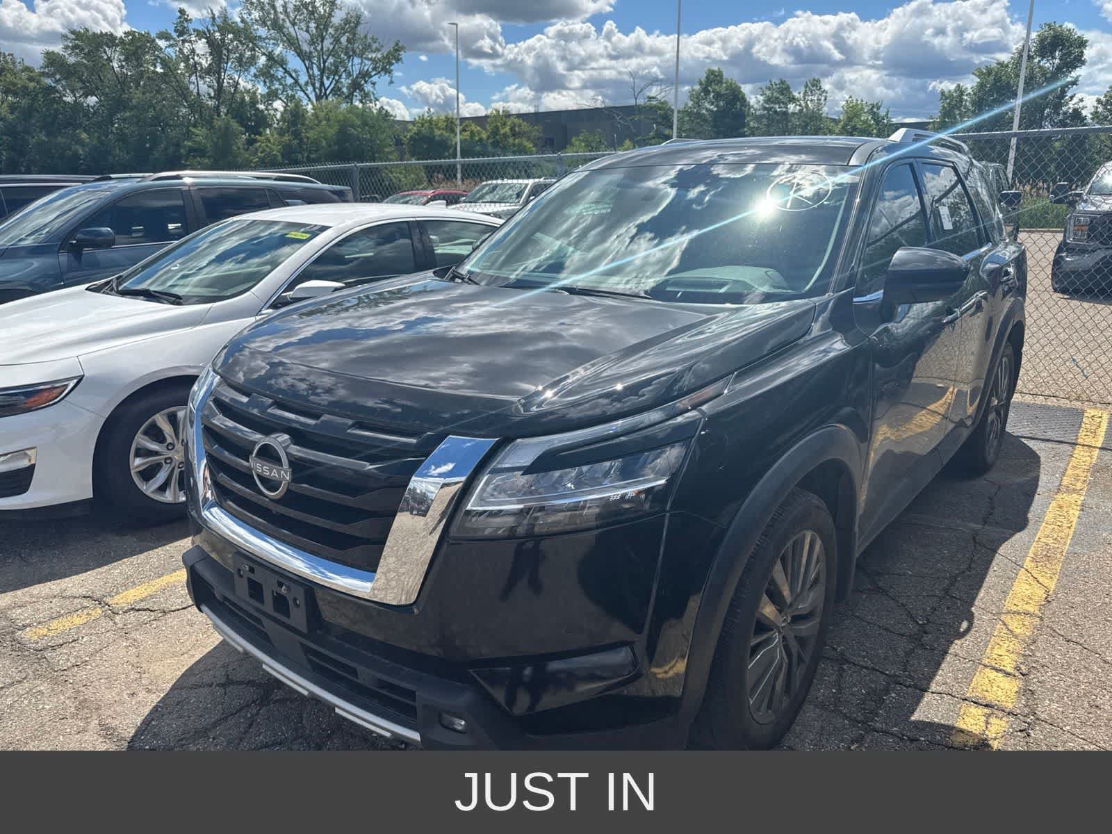 Used 2022 Nissan Pathfinder SL AWD/4WD image 2