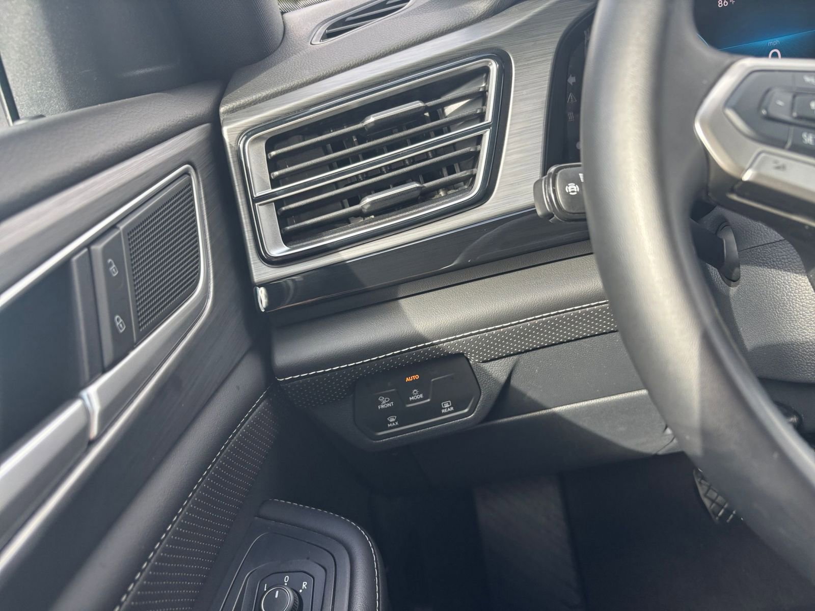 Used 2025 Volkswagen Atlas Cross Sport SE image 34