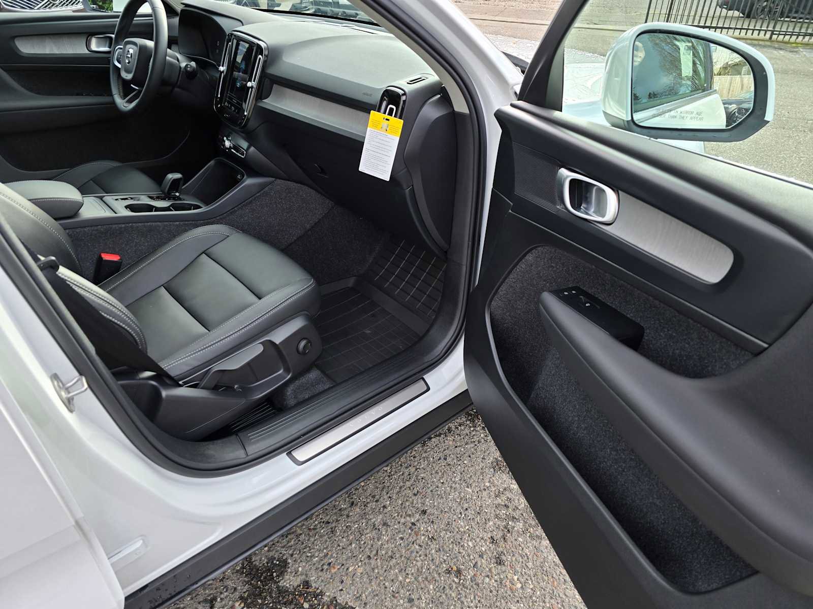 Certified 2025 Volvo XC40 B5 Core w/ Protection Package Premier image 9