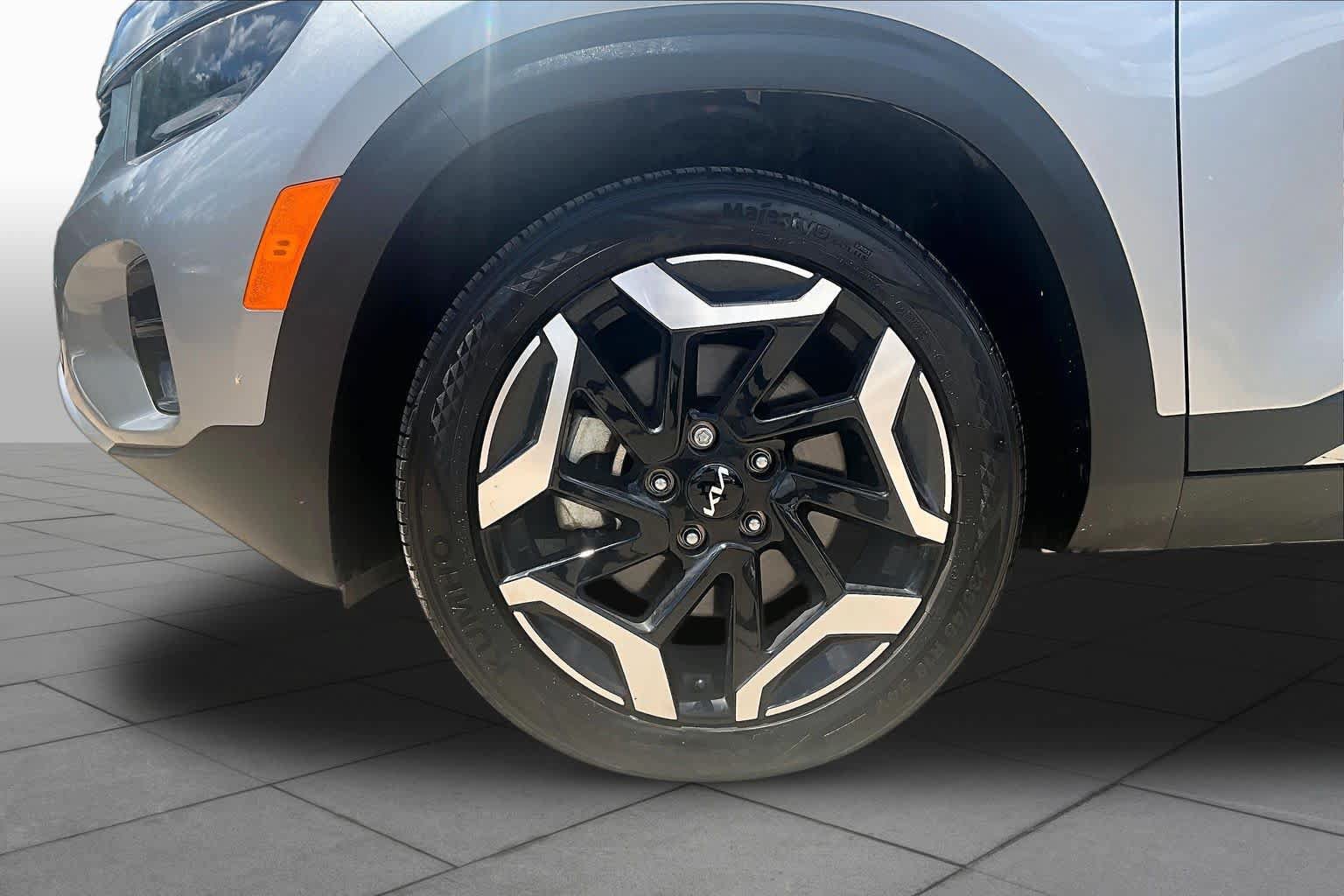 Certified 2025 Kia Seltos SX w/ SX Sunroof Package AWD/4WD image 11