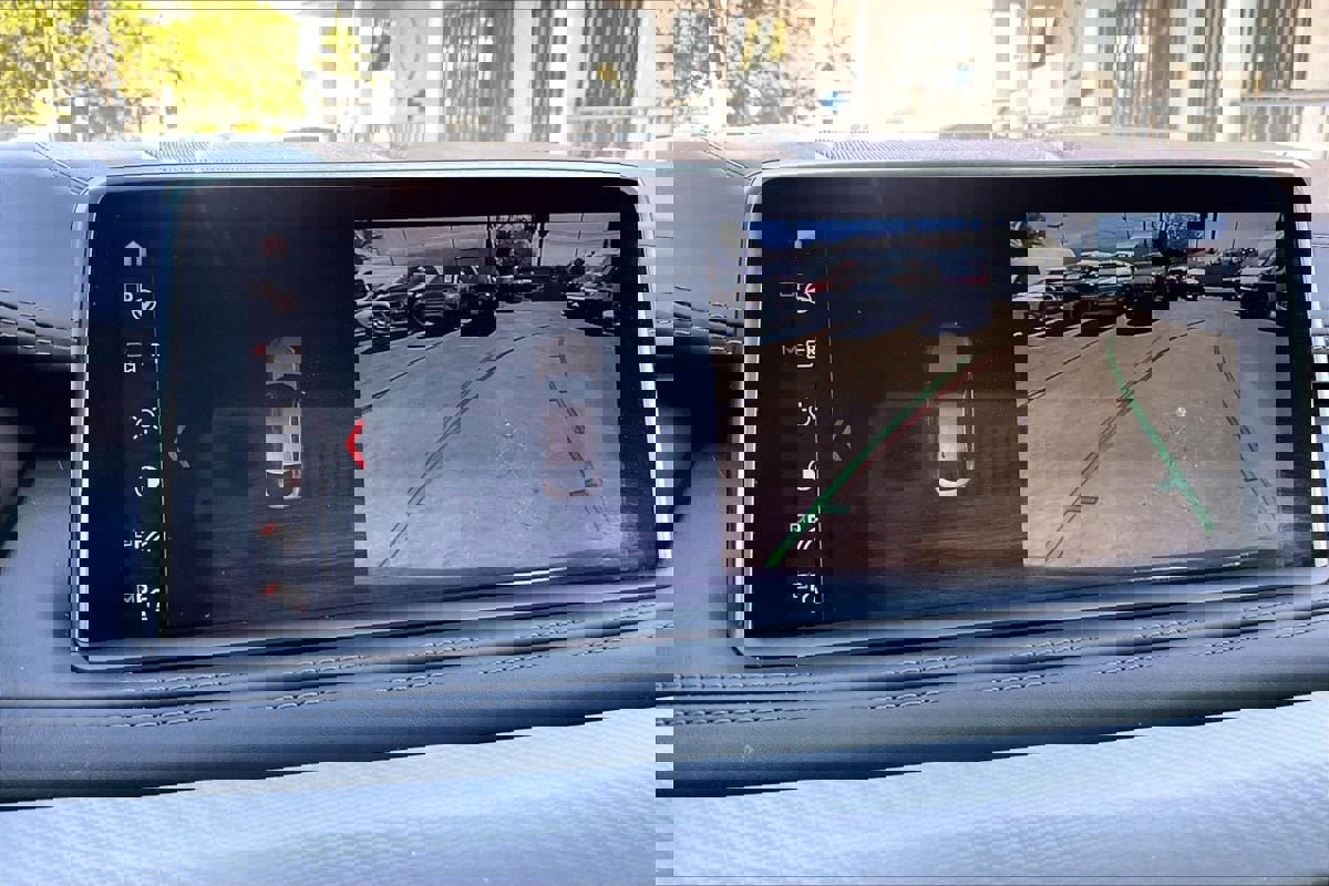 Used 2019 BMW X6 xDrive50i w/ M Sport Package image 21