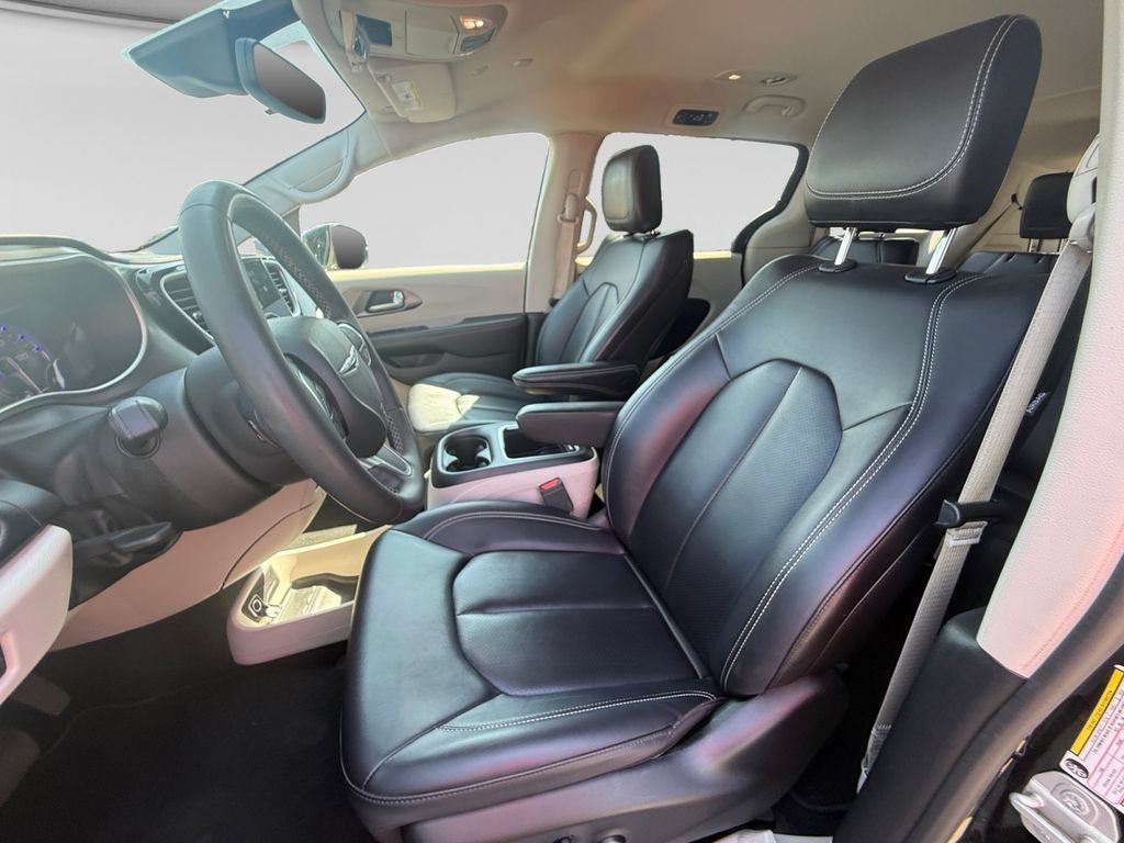 Used 2024 Chrysler Pacifica Touring-L FWD image 23
