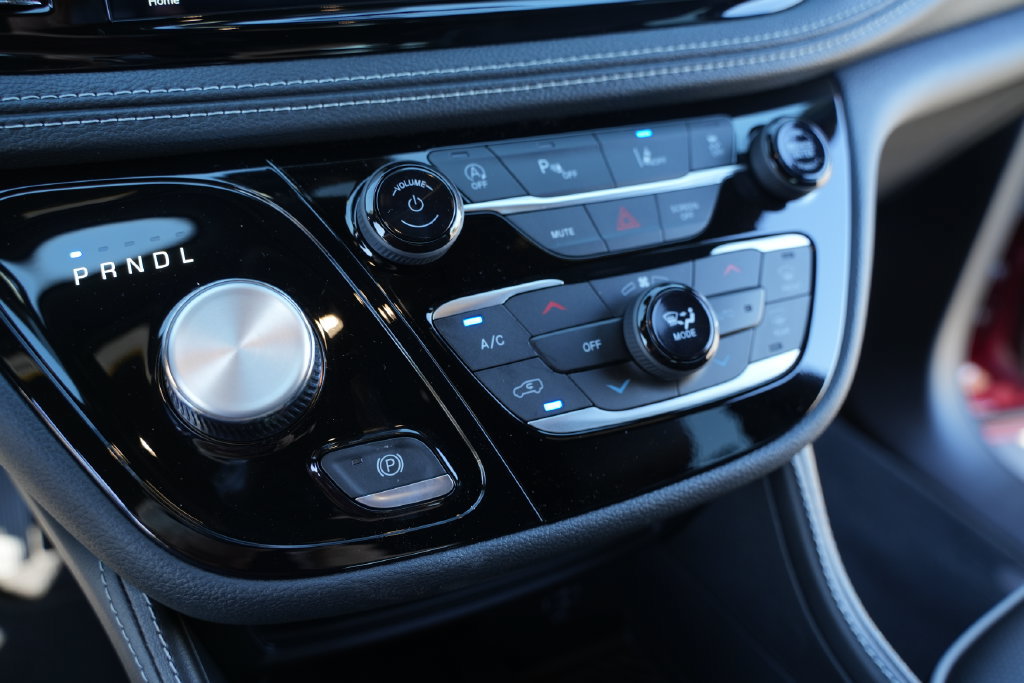 New 2027 Chrysler Pacifica Limited FWD image 34