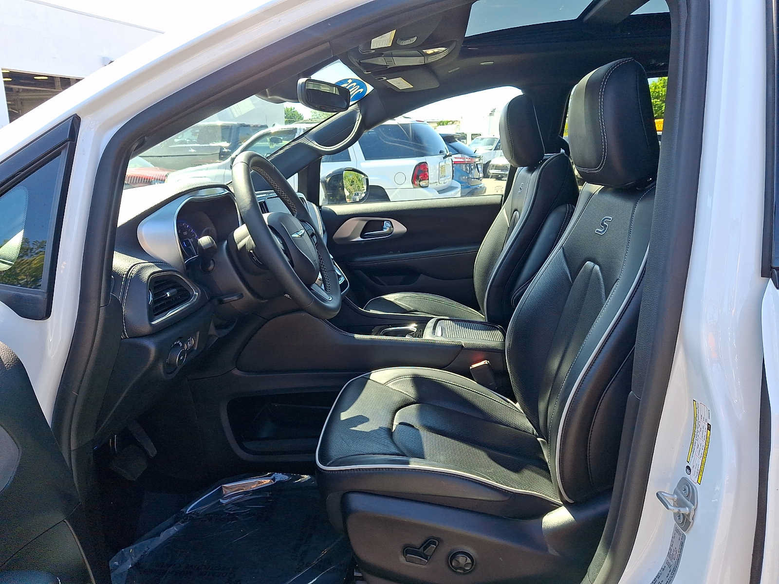 Used 2025 Chrysler Pacifica Limited FWD image 14